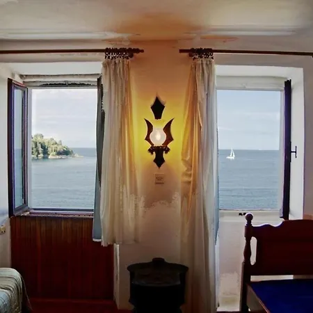 Appartement In Mit Terrasse Und Grill Rovinj